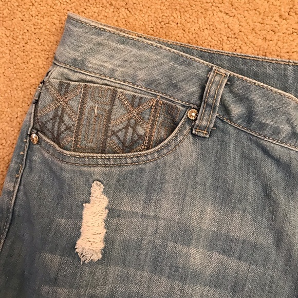 JW Style Denim Blue Jeans Size 12 Capris Distressed Embroidered Touch of Bling - Picture 10 of 14